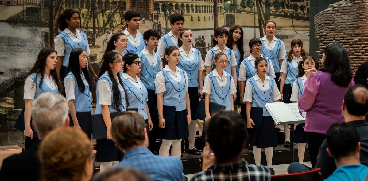 clarincom's tweet photo. EL GOBIERNO DISOLVIÓ EL CORO NACIONAL DE NIÑOS Y CREARÁ UN PROGRAMA DE FORMACIÓN ARTÍSTICA

El Gobierno dispuso la disolución del Coro Nacional de Niños, creado en 1967, mediante el Decreto 687/2026. La modificación mantiene únicamente al Coro Polifónico Nacional dentro de la estructura de la Secretaría de Cultura y entrará en vigencia al día siguiente de su publicación en el Boletín Oficial.

El Poder Ejecutivo ordenó la creación de un programa de formación artística destinado a niños y adolescentes, con el objetivo declarado de ampliar el acceso a esas oportunidades. El decreto no precisa cómo se implementará, cuántos participantes tendrá ni cuándo comenzará a funcionar.

(+) en Clarín: https://t.co/pJcF9weYff