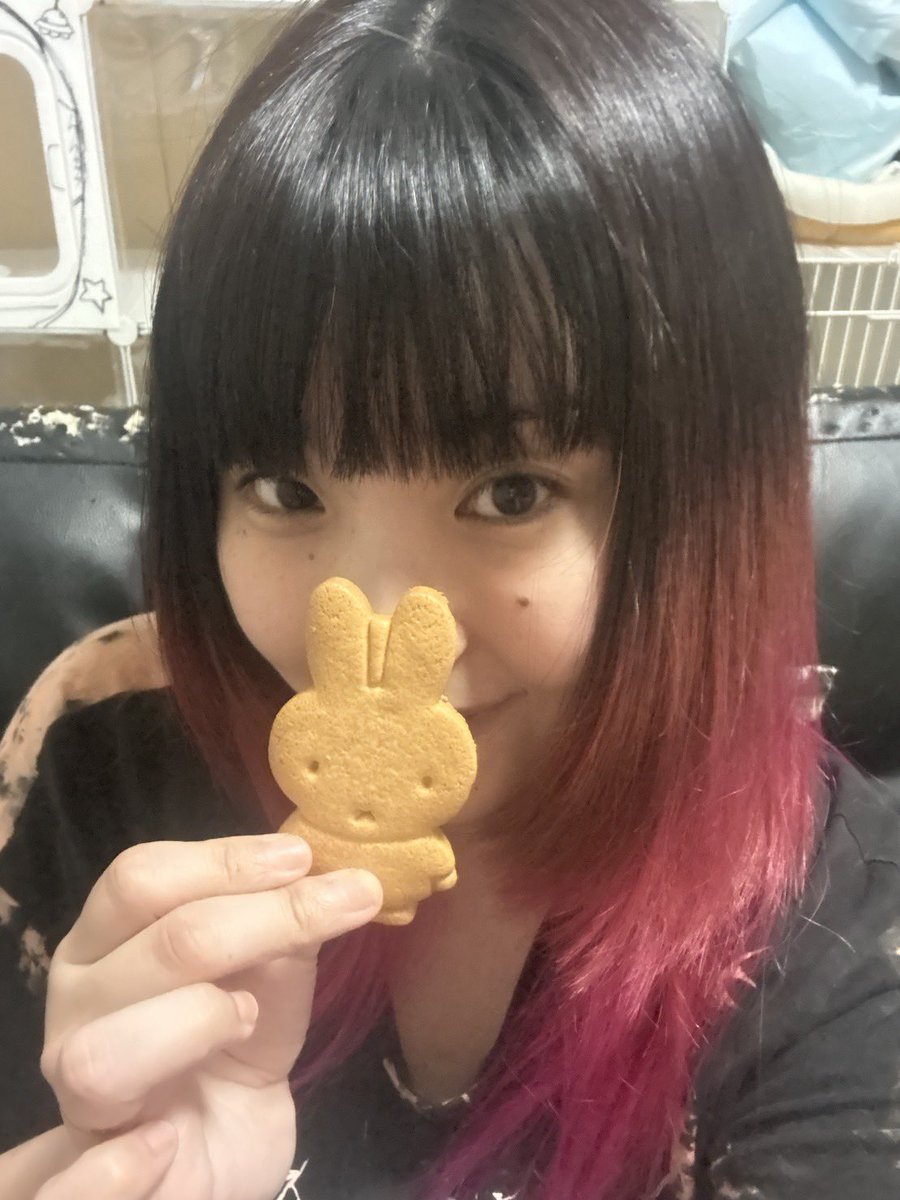 tom07shazna's tweet photo. 妻の大切なご友人🤭素敵な方からプレゼント！僕なんかより妻の好物を知ってるのは嬉しくて笑っちゃいましたね🤭サブレ美味しかったです🤤秒で胃袋に入りました！
そして、ロータス🪷と靴下🧦ハンカチ、ハート🫶どれもこれも素敵な物ばかりで妻が元気になってます！これからも、よろしくお願いします！ https://t.co/EGNXee8cpW