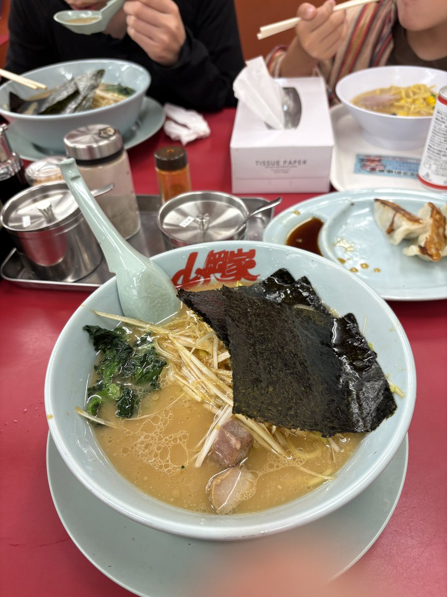 okok_yk's tweet photo. 旅行の最後は山岡家が我が家のルール。
しかしながら平日の夜中なのに激混みだぜ、千歳店！！ https://t.co/VugJLdwUfY