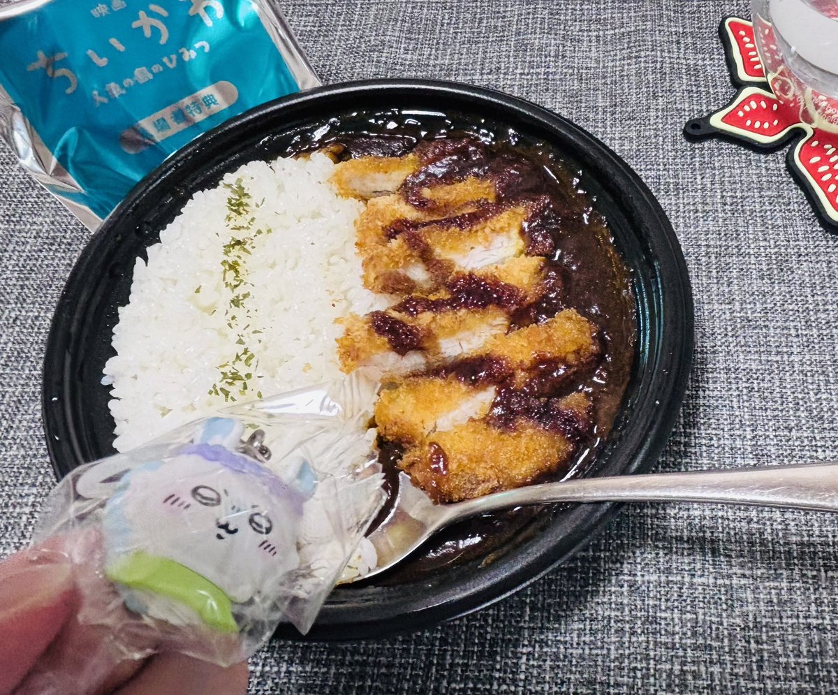 tw0th's tweet photo. ちいかわ観て来ました。
まだ特典あるのすごい。そして木曜夜という微妙な日時なのにほぼ満席ですごかったです。
フロアの2つのスクリーンに時間差で両方ちいかわやってた。こんなん初めて見たかも… https://t.co/h1y7bTVjVg