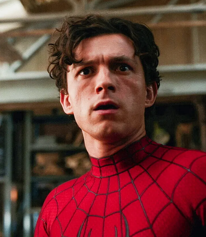 SiteJamesons's tweet photo. Uma coisa que eu gostei muito em Homem-Aranha: Um Novo Dia é que o Peter Parker tem um pouco da aura do Naruto, sabe?

O Naruto tem uma magia contagiante nele que todo mundo que o conhece, se apaixona pelo jeito boa praça dele. Ele consegue arrancar simpatia até mesmo dos vilões.

E o Peter, nesse filme, tem disso. O arco dele é sobre solidão, sobre se isolar do mundo, mas daí ele conhece a personagem da Sadie, que tá passando por uma situação parecida, e ela consegue superar isso com a ajuda dele.

Ela odeia o Miranha. Até o momento em que realmente o conhece. Então a chave na cabeça dela muda e eles terminam como amigos.

O próprio Justiceiro, mesmo a contragosto, também termina o filme extremamente apegado ao Homem-Aranha, se importando muito com ele. O Peter no fim também ajudou o Frank Castle a ser um cara menos sozinho.

E essa rapidez com que as pessoas gostam dele se espalha pra praticamente todos os personagens do filme que dão uma chance para conhecê-lo. Seja o Ned, a MJ ou até a policial Jean DeWolff.

Essa é talvez a principal qualidade do Naruto. E o mais engraçado é que o diretor desse filme, o Destin Daniel Cretton, vai dirigir o novo filme live action do Naruto.