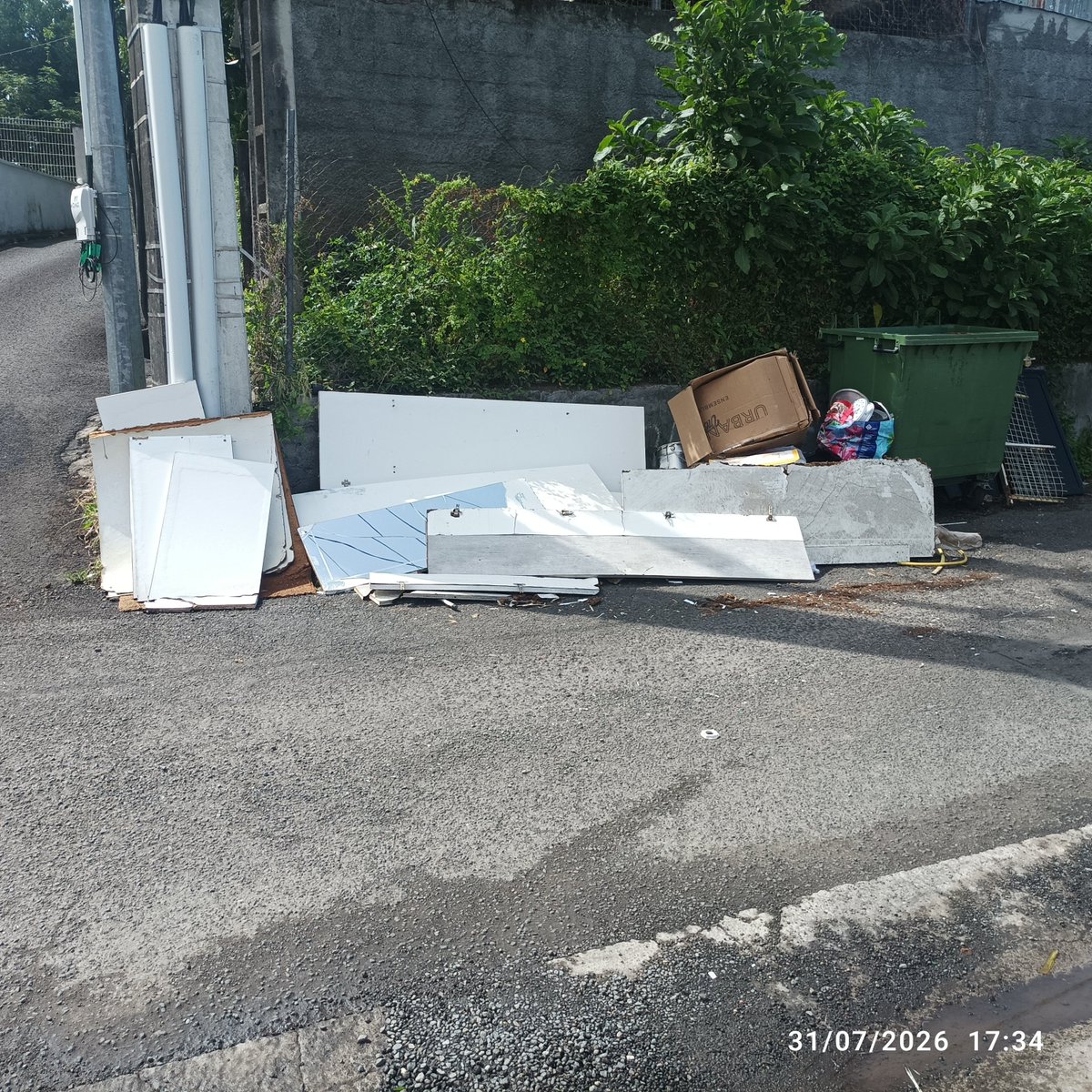 nz_hera's tweet photo. Depuis 15 jours, un dépôt d'ordures héberge les rats. La Police Municipale n'y peut rien. La Mairie dit que ce n'est pas de son ressort. Les conducteurs doivent descendre, repousser les déchets. Le service poubelles ne ramasse pas ça. Faire suivre aux touristes de Guadeloupe. https://t.co/iJnwHTUIkl