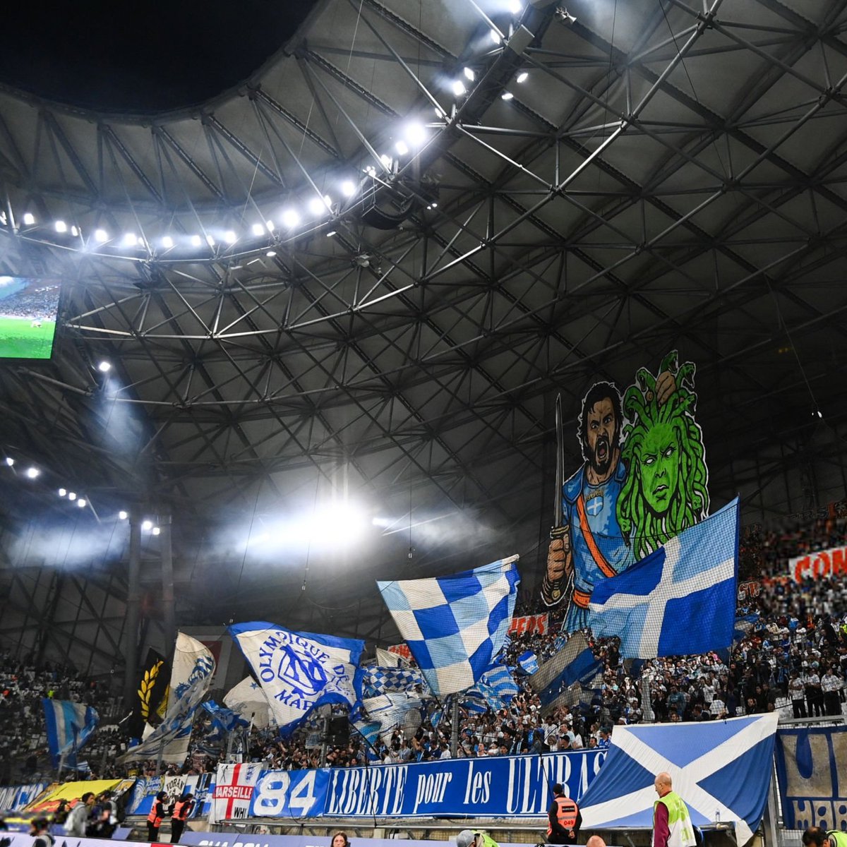 ActuL1_'s tweet photo. 🚨 COMMENT LE "AUX ARMES" EST DEVENU LA SIGNATURE VOCALE DE L'OM ! 🎶💙🤍

Inspiré des tribunes italiennes au début des années 90, ce chant a été totalement réinventé par les pionniers du mouvement ultra pour réveiller un stade marseillais qui était autrefois trop calme.

Aujourd'hui, il ne se lance pas au hasard : les capos attendent le moment parfait, à l'instinct, pour déclencher ce face-à-face mythique entre le Virage Sud et le Virage Nord.

Le résultat donne un écho monumental dépassant les 110 décibels, capable de faire trembler toute l'enceinte.

Bien plus qu'une simple animation, c'est le symbole absolu de l'ADN marseillais et de la puissance inébranlable de ses supporters.

(@lequipe)