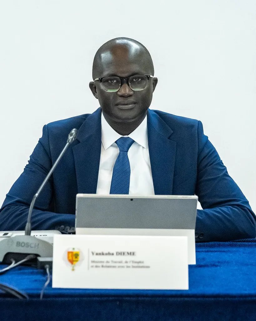 ciskovery's tweet photo. Le ministre des Forces armées de la République du Sénégal, Yankhoba Diémé, membre fondateur du nouveau parti présidentiel Kiiraay, s'est adressé aux acteurs du parti :

« Il faut travailler et ne pas chercher à s'imposer pour obtenir un poste. Nous avons l'avantage de disposer des renseignements généraux de ce pays. [...] Nous saurons ce que chacun fait pour le parti, dans sa localité, dans les moindres coins et recoins du Sénégal avant de redistribuer les postes. »