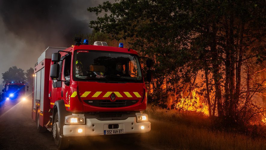max_brisson's tweet photo. Hier j’ai écouté sur @franceinfo un reportage relayant sans la moindre nuance le fait que les habitants du Porge auraient été abandonnés à leur terrible sort pour sauver les habitants du Cap Ferré, qualifiés de “privilégiés”. Et la radio de service public de répéter ce que l’on peut lire sur les réseaux sociaux. 

Heureux ce matin de lire dans mon quotidien du matin le journal @sudouest une vraie analyse donnant la parole aux habitants courroucés, et on peut les comprendre, mais également au Maire et au commandement opérationnel des pompiers. On y apprend ainsi comment les variations de feu avaient obligés les pompiers à changer de positionnement et surtout à privilégier le sauvetage des vies à celles des habitations. Le tout sans dresser les uns contre les autres et les “riches“ contre les “pauvres”. Bref un vrai article de journaliste que l’on aurait bien aimé aussi entendre sur une radio du service public. 

Il est parfois bien difficile pour un parlementaire, qui comme moi lui est attaché, de défendre l’audiovisuel public et ce qui devrait le qualifier au quotidien son impartialité !