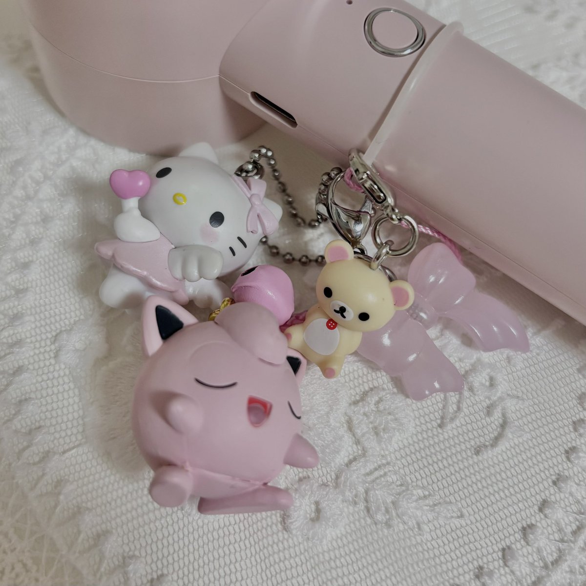 _xe_oi's tweet photo. めじるしとか過去ガチャ掘り出して付けた🎀
プリンは今日見かけて🎤 https://t.co/qc5KT1fh5d