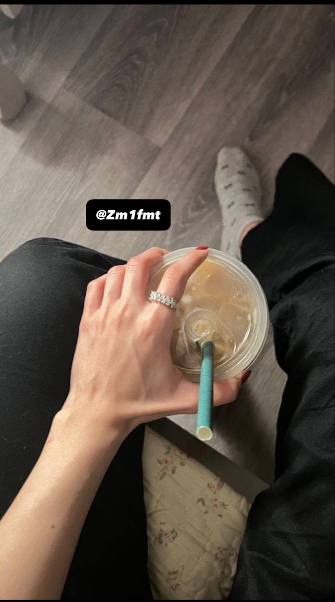 Zm1fmt's tweet photo. احس ابي وحده تحت رجولي ونا اقعد اتقهوى واعطيها حريه التصرف🦶 https://t.co/J2OryU6pFA