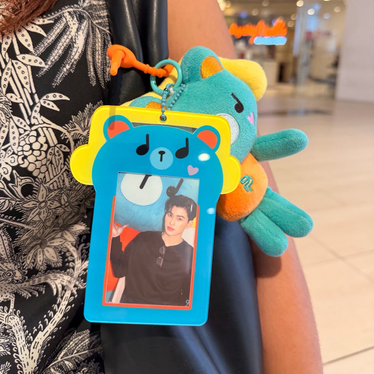 ONL1W1N's tweet photo. ₊˚⊹ᰔ GIVEAWAY ₊˚⊹ᰔ 

I’ll be giving away 1 Hugs P’Perm: Permpoon Inspired Acrylic Photocard Holder

Mechanics:
1. Follow @theciallection and @/shauxybrain on Tiktok
2. rt &amp; like this post

the winner will shoulder the sf

Will announce the winner on Saturday night 🫶🏼 https://t.co/lPlebNzBza