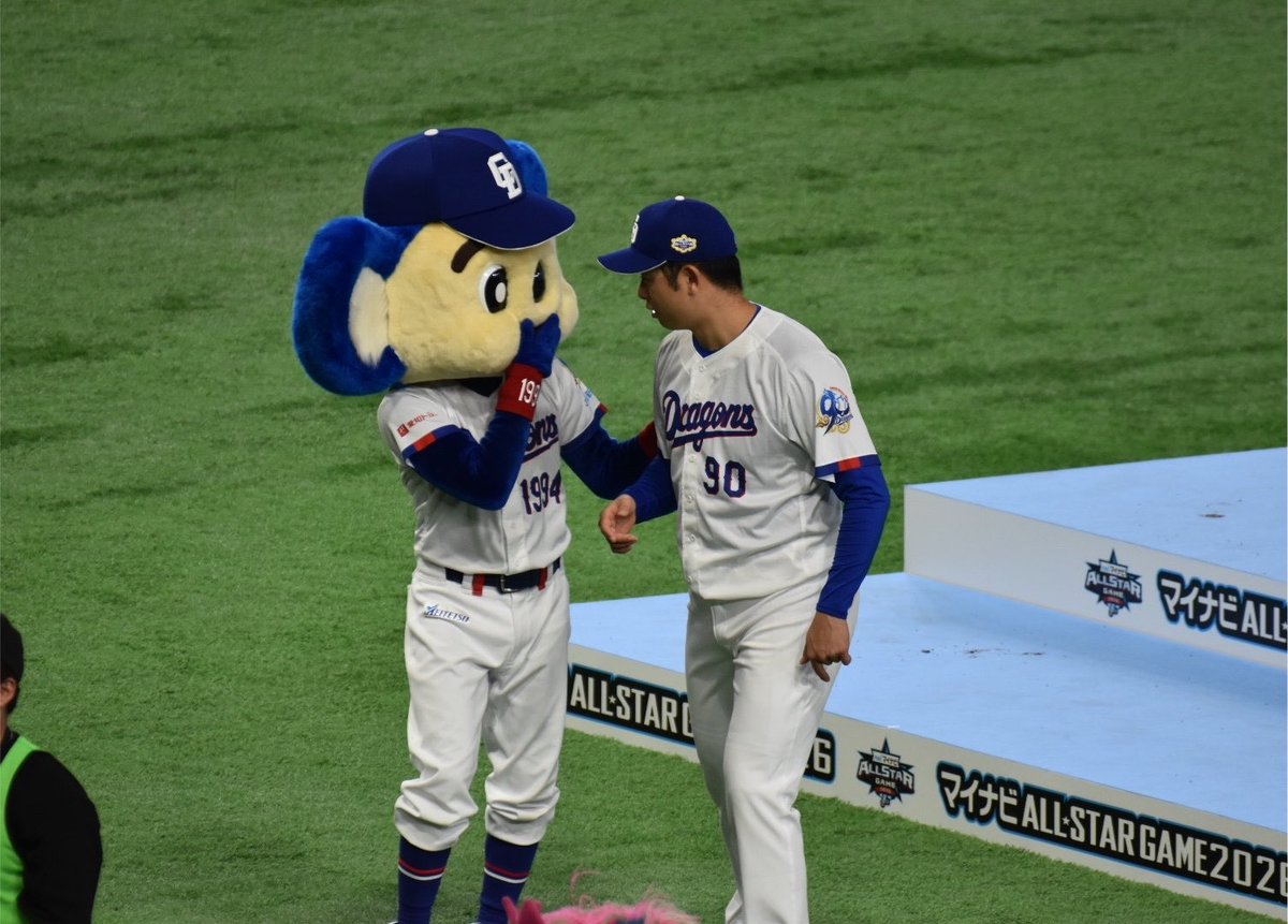 blctymt's tweet photo. 何やら揉めてるドアラさんと松山くん
26.7.28 ASG東京 https://t.co/W0LF5rK7bl