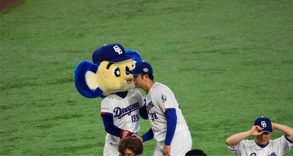 blctymt's tweet photo. 何やら揉めてるドアラさんと松山くん
26.7.28 ASG東京 https://t.co/W0LF5rK7bl