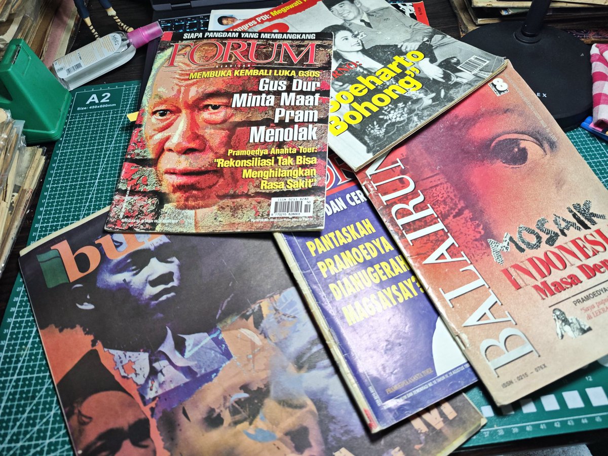 dallaballer's tweet photo. Menemukan hal menarik serba-serbi Pramoedya Ananta Toer dari keempat tabloid/majalah ini. Mulai dari wawancara langsung, tanggapan tokoh tertentu, dan esai-esai yg mengulas Pram. Terutama dari edisi perdana tabloid Ibuku asuhan @dahlan_muhidin yg terbit selepas Pram meninggal. https://t.co/ftnyqkrKM9