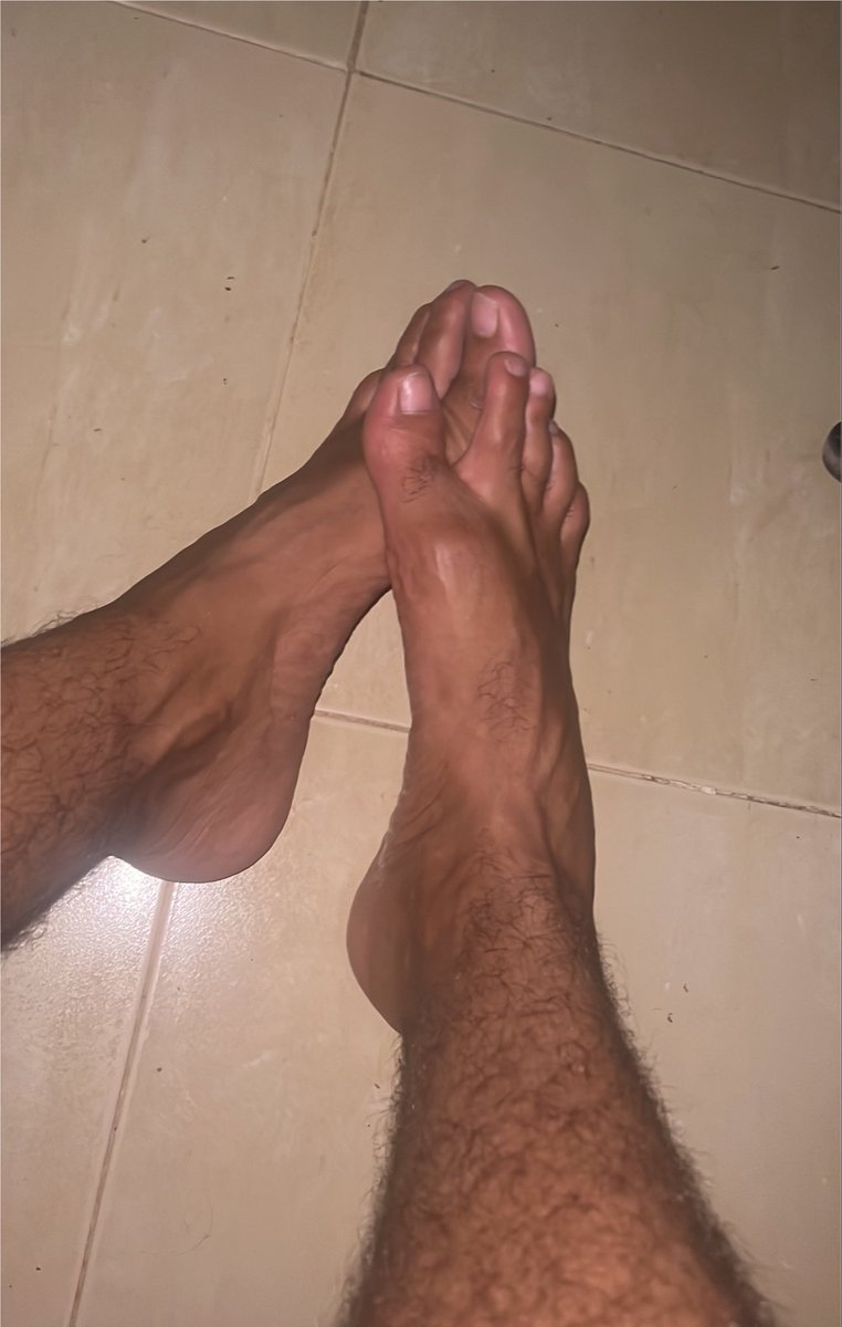 Dom_Enforcer's tweet photo. who’s going to serve me today?😈

#feet #boysfeet #feetfetısh https://t.co/VQRtdTWyn8