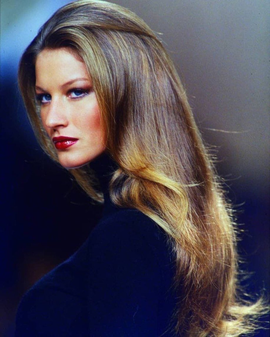 PopCulture2000s's tweet photo. gisele bündchen (2000) https://t.co/RLuNOiUkp1