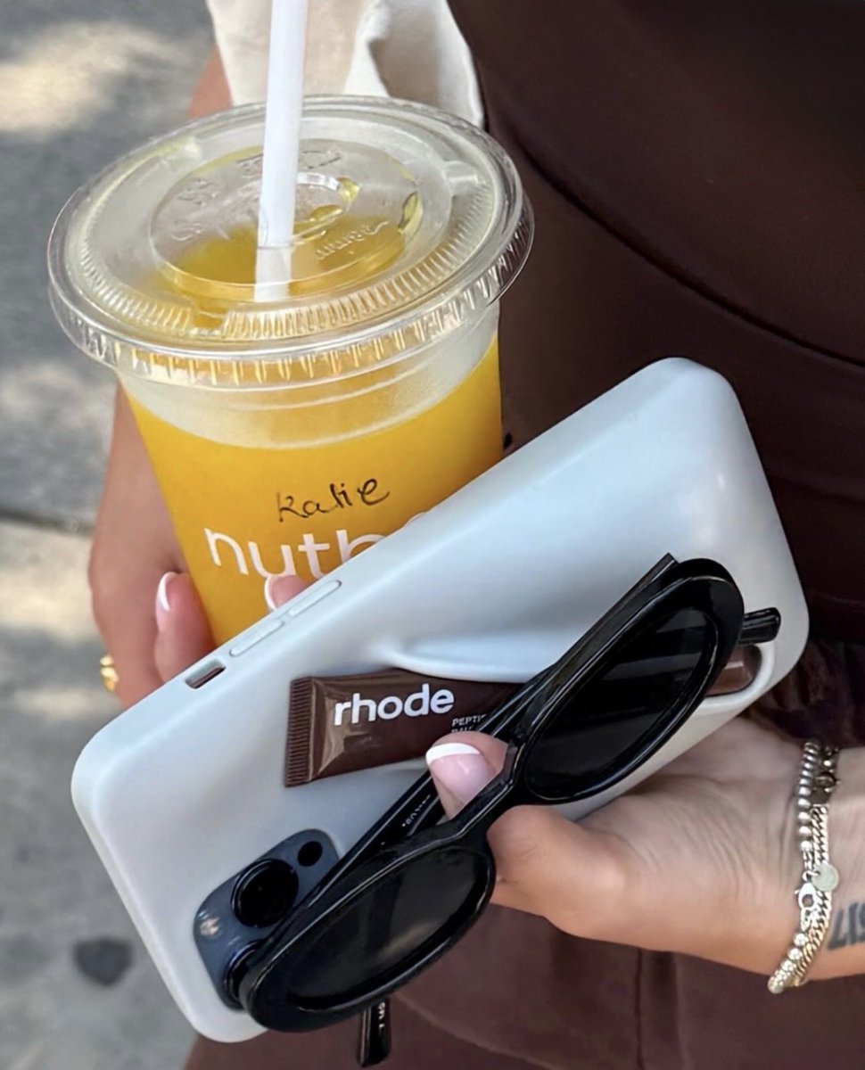 BloorYorkville's tweet photo. Happy Thursday, Bloor-Yorkville! 🥤✨ 

Fuel your day with a stop at nutbar’s Yorkville location for nourishing smoothies, fresh juices and wholesome bites. 💚

📍102 Bloor Street West 

#BloorYorkville #YorkvilleTO #TorontoEats #BYTime #Nutbar https://t.co/lr6McC62Dt