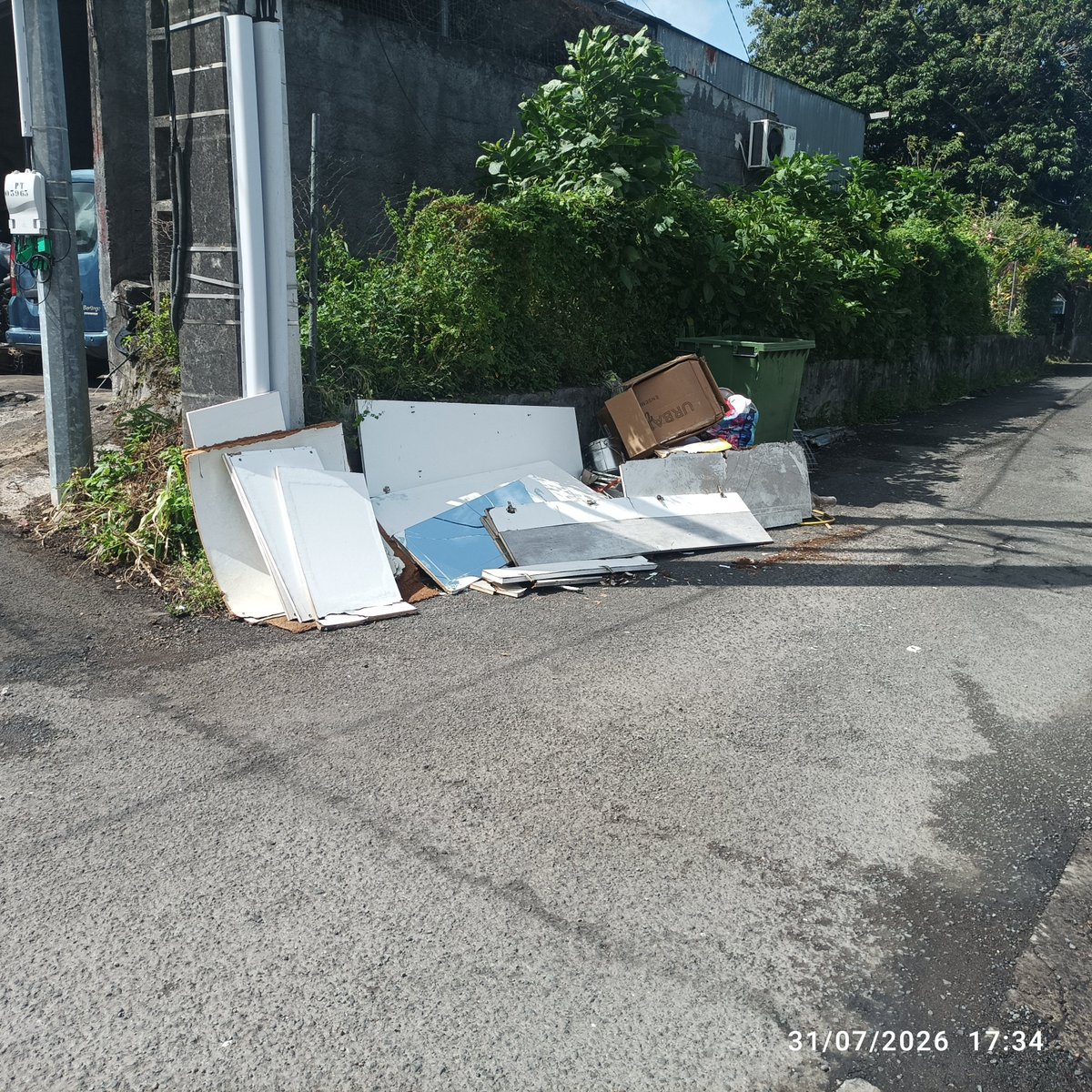 nz_hera's tweet photo. Depuis 15 jours, un dépôt d'ordures héberge les rats. La Police Municipale n'y peut rien. La Mairie dit que ce n'est pas de son ressort. Les conducteurs doivent descendre, repousser les déchets. Le service poubelles ne ramasse pas ça. Faire suivre aux touristes de Guadeloupe. https://t.co/iJnwHTUIkl