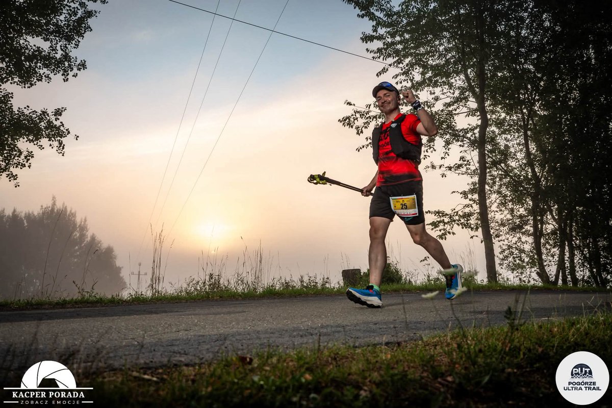 TWojtowicz's tweet photo. Wspomnienia. Pogórze Ultra Trail 69km gdzieś na początku trasy nad ranem w czasie podbiegu na górę Bardo i Chełm
#pogórzultratrail #powiatstrzyżowski #bieganie #biegigórskie https://t.co/5Zioi7pC7n