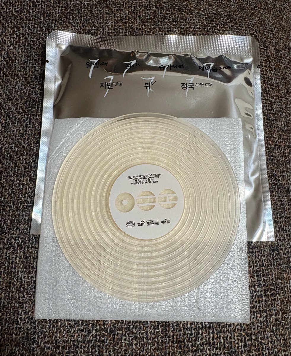 H6Sqsn's tweet photo. BTS ARIRANG VINYL COASTER コースター 交換

【譲】画像1枚目 ユンギ　SUGA

【求】画像2枚目 テテ　Ｖ　

郵送(同日発送)にて交換希望です。
お気軽にお声掛けください！
お願いいたします。 https://t.co/AAzzcOvQgv