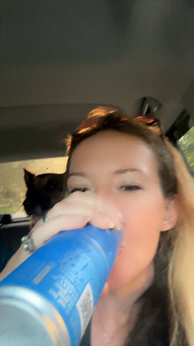 Homesteadmylf's tweet photo. Good morning who’s doing morning redbull funds 😘 https://t.co/w9f2MZAOTS