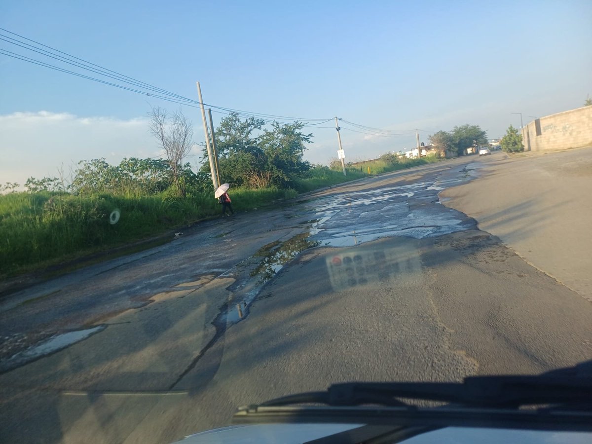 tonaladehoy's tweet photo. Atención @siapagdl se reporta uns fuga de agua en el Camino al Vado a la altura del parque industrial Elite, en #Tonalá en el video se aprecia el desperdicio. Ojalá se atienda y se resuelva esta situación. @gobierno_tonala @GobiernoJalisco @dk1250 @zona3noticias @AztecaNoticias https://t.co/I4VMLChlgN