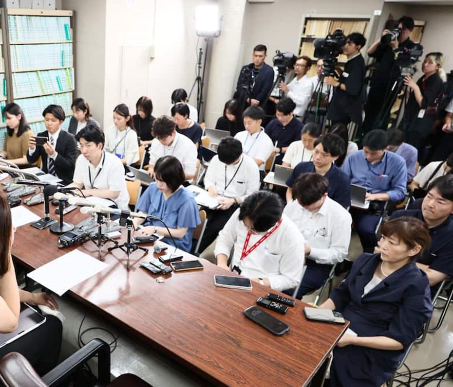SKansatsu17970's tweet photo. 産経の記事は取材する報道陣の顔をメインに撮影した構図

ご遺族は今後共産党系の組織と法廷闘争に入る可能性が高いと思われる
今回の記者会見に関して報じられている映像、写真については顔を映さない、プライバシーに配慮した形となっているが、会見に参加した彼らは直接ご遺族と会い、恐らく撮影もしている
ご遺族は、沖縄２紙を含めた既存メディアにてこの事が広く報じられることを期待して、面が割れるリスクを承知で、noteでは無く対面での記者会見という形を選択されたと推察する

ご遺族のプライバシーが侵され、脅し、揺さぶり等の危険な目に遭うようなことの無いよう、参加した記者、カメラマンたちには十二分に配慮を願いたい