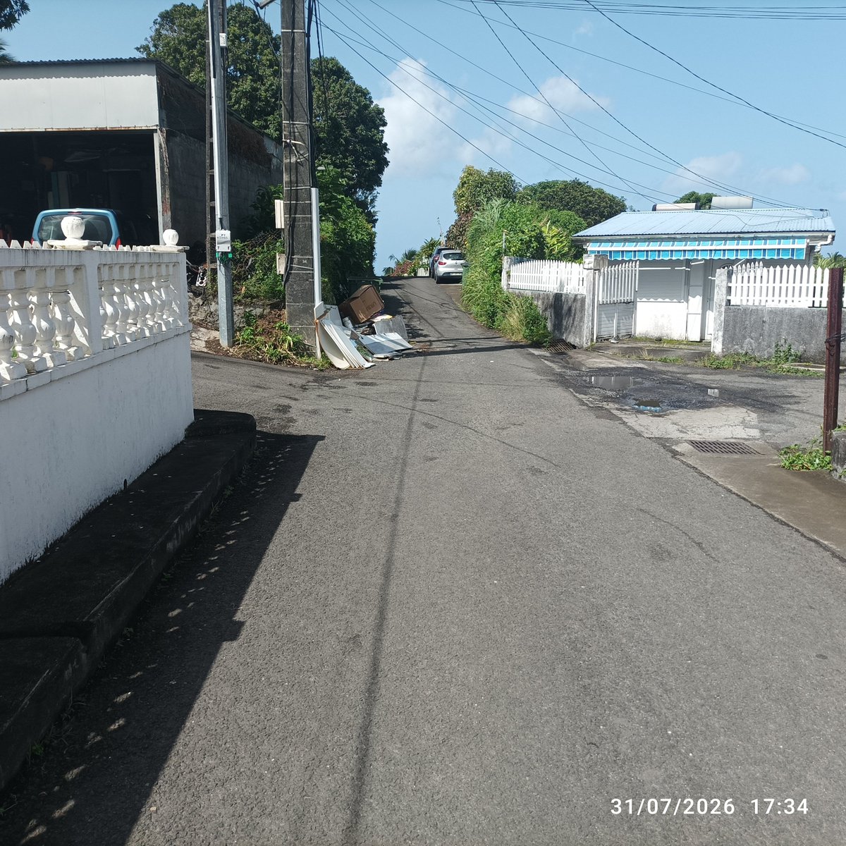nz_hera's tweet photo. Depuis 15 jours, un dépôt d'ordures héberge les rats. La Police Municipale n'y peut rien. La Mairie dit que ce n'est pas de son ressort. Les conducteurs doivent descendre, repousser les déchets. Le service poubelles ne ramasse pas ça. Faire suivre aux touristes de Guadeloupe. https://t.co/iJnwHTUIkl