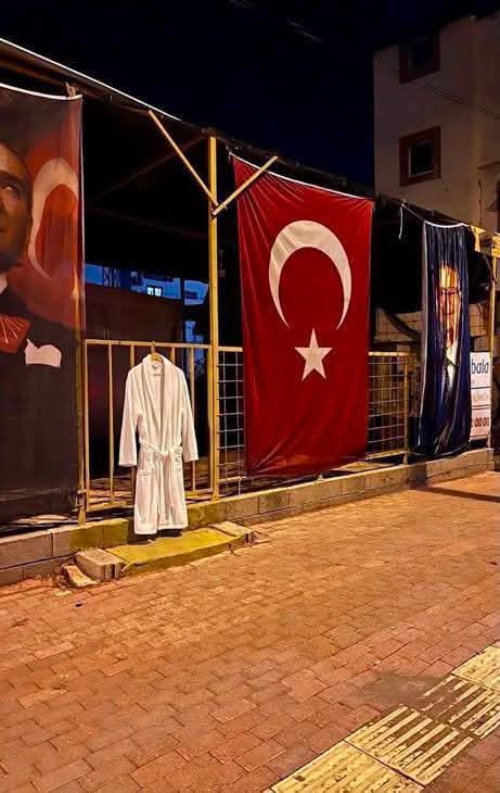 illaerzincan24's tweet photo. Ne yaratıcı insanlar var😁😁

Yeni Parti Osmaniye İl binasına birileri bornoz asmış.🤣🤣 https://t.co/Vzp753lJgw