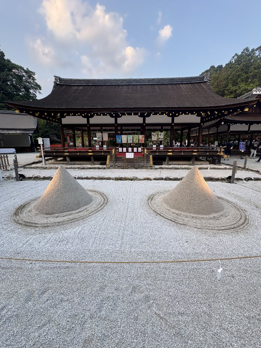 Azu71534362's tweet photo. 上賀茂神社で夕涼み
浄化も出来るなんてなんて幸せ😊
入り口でオニヤンマに懐かれた
すごい大きいな　頼もしい
#京都府京都市
#上賀茂神社
#神社
#聖域 https://t.co/0vWwiIfVa2