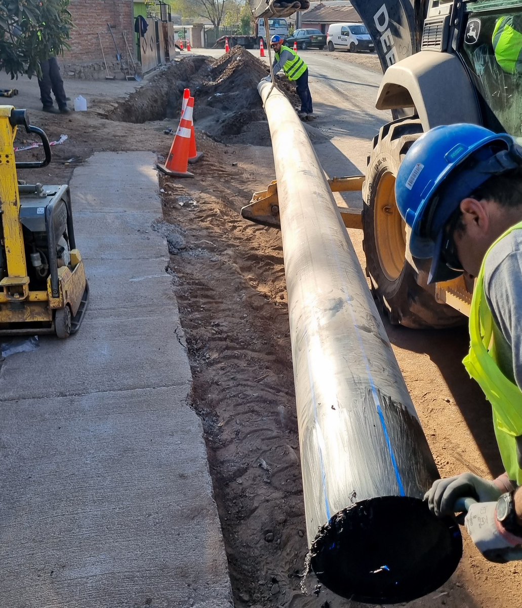 _ESVAL's tweet photo. 💧🚧 Iniciamos la renovación de 230 metros de la red de aguas servidas en calle Las Lilas, #PlayaAncha.
✅La obra considera una inversión de $215 millones y beneficiará a más de 150 familias, reforzando la calidad y continuidad del servicio.
#Valparaíso #obrasesval #esval https://t.co/CtRrHmAXqT