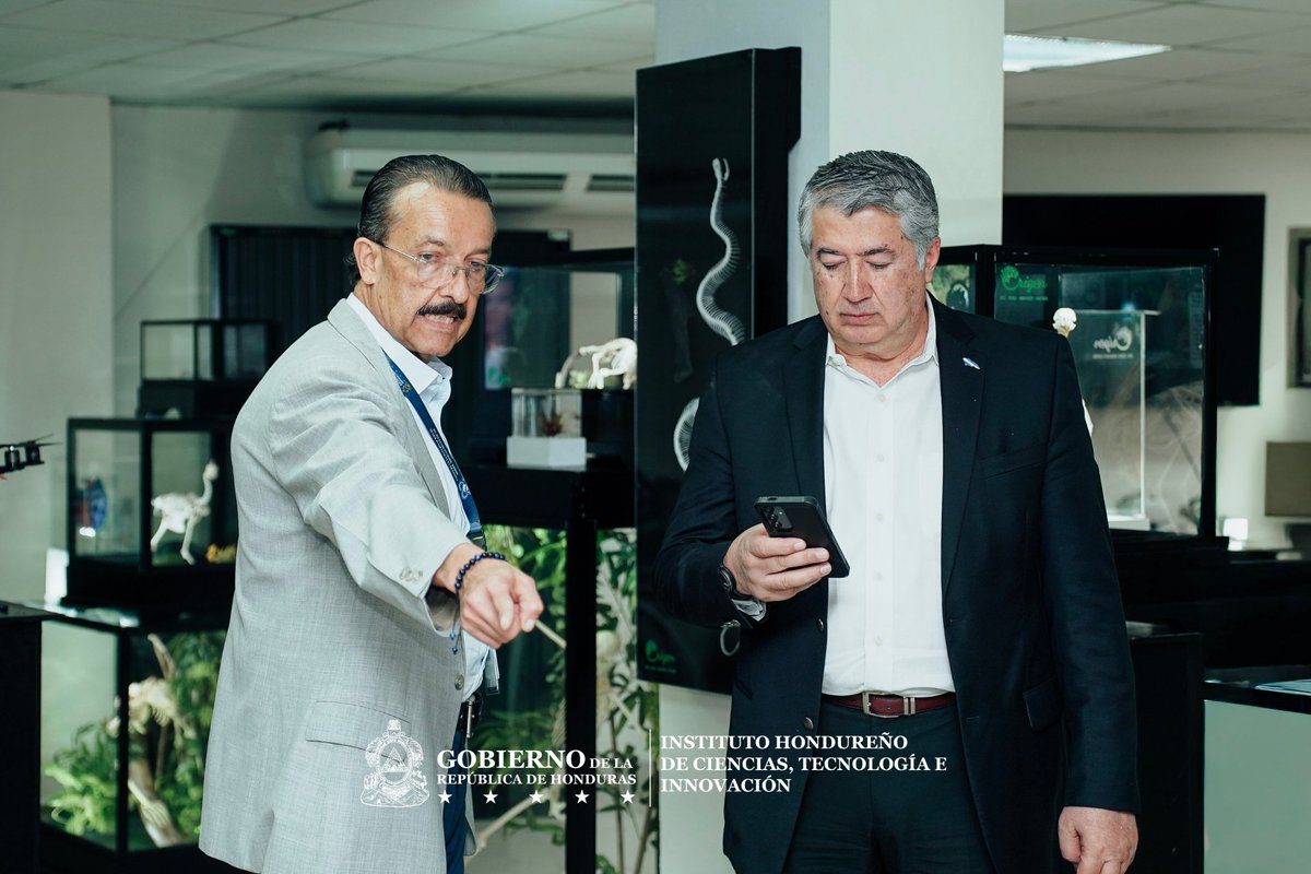 IHCIETI's tweet photo. 🔬🇭🇳 El IHCIETI recibió la visita del Ministro de la Presidencia, Juan Carlos Mejía; del Dr. José Miguel Castillo, Viceministro de Redes Integradas de Servicios de Salud de la @saludgobhn; y del Ing. José Virgilio García, Director Ejecutivo de DICTA. https://t.co/30TUoiAWIG