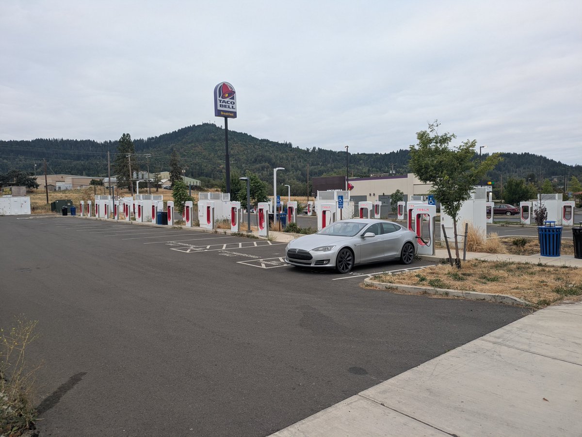 Sprapps's tweet photo. Where am I charging and how is there? No one else here? https://t.co/LoowUIWby7