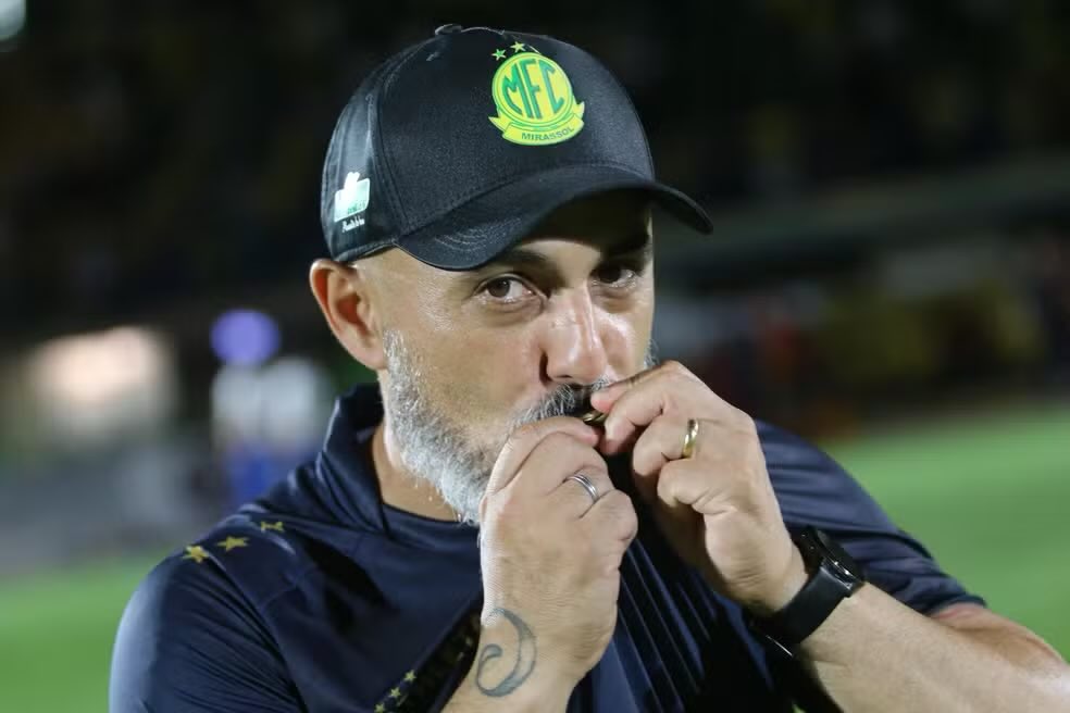 Flazone_'s tweet photo. Devo ser maluco, mas apostaria no Rafael Guanaes do Mirassol, se tivesse que trocar por um técnico Brasileiro. https://t.co/oYPLWYGR7H