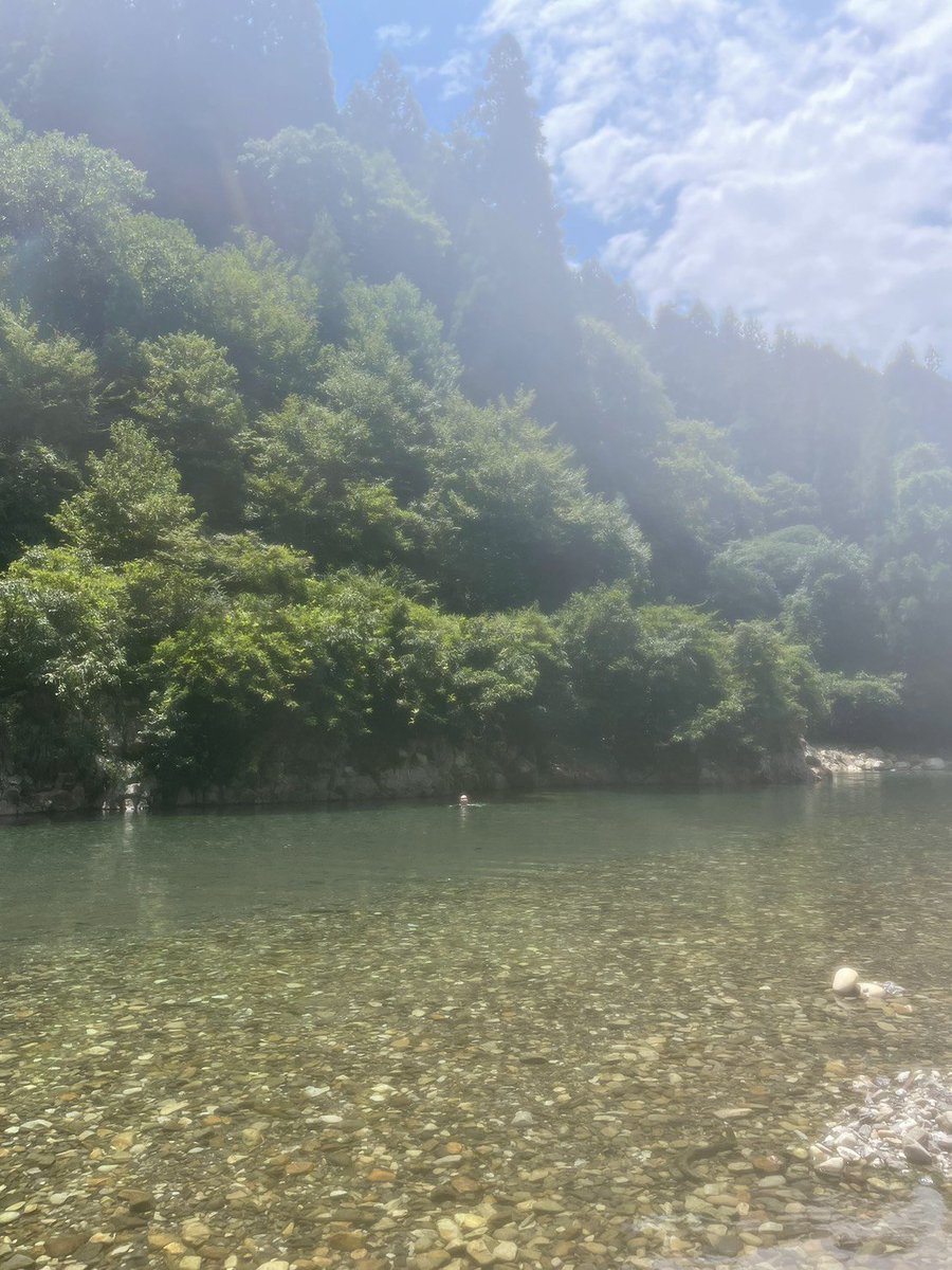 Joseph_0612's tweet photo. 川に入りながら、掘ると地面から70℃の源泉が湧き出てくる川湯温泉♨
川の水を引き込むことで温度調整を行う。川との行き来で自然そのものの温冷浴ができます。ここはオススメです。 https://t.co/24m7xmmiWt