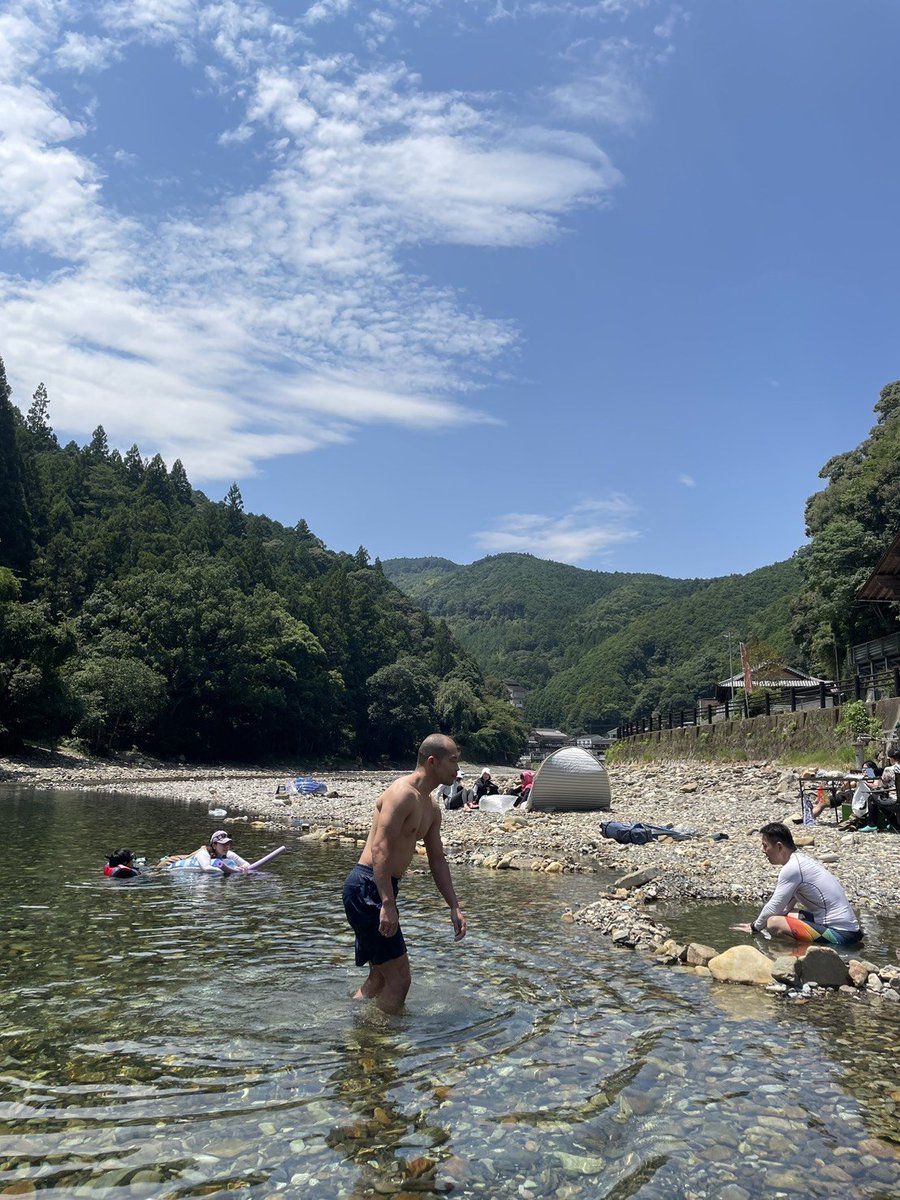 Joseph_0612's tweet photo. 川に入りながら、掘ると地面から70℃の源泉が湧き出てくる川湯温泉♨
川の水を引き込むことで温度調整を行う。川との行き来で自然そのものの温冷浴ができます。ここはオススメです。 https://t.co/24m7xmmiWt