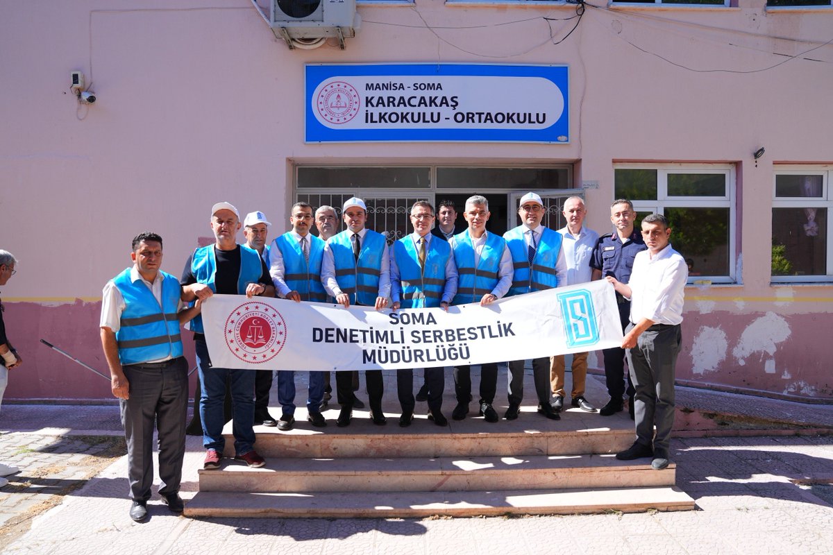 somailcemem45's tweet photo. 📚🎨 Karacakaş İlk-Ortaokulunda Soma Cumhuriyet Başsavcılığı Denetimli Serbestlik Müdürlüğü, Soma Belediyesi, Soma Ziraat Odası, Soma Ticaret Odası ve hayırseverlerin desteğiyle gerçekleştirilen boya çalışmaları incelendi. Eğitime katkı sunan tüm paydaşlara teşekkür ederiz. 🇹🇷 https://t.co/UTdsBylMTm