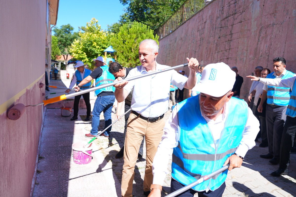 somailcemem45's tweet photo. 📚🎨 Karacakaş İlk-Ortaokulunda Soma Cumhuriyet Başsavcılığı Denetimli Serbestlik Müdürlüğü, Soma Belediyesi, Soma Ziraat Odası, Soma Ticaret Odası ve hayırseverlerin desteğiyle gerçekleştirilen boya çalışmaları incelendi. Eğitime katkı sunan tüm paydaşlara teşekkür ederiz. 🇹🇷 https://t.co/UTdsBylMTm