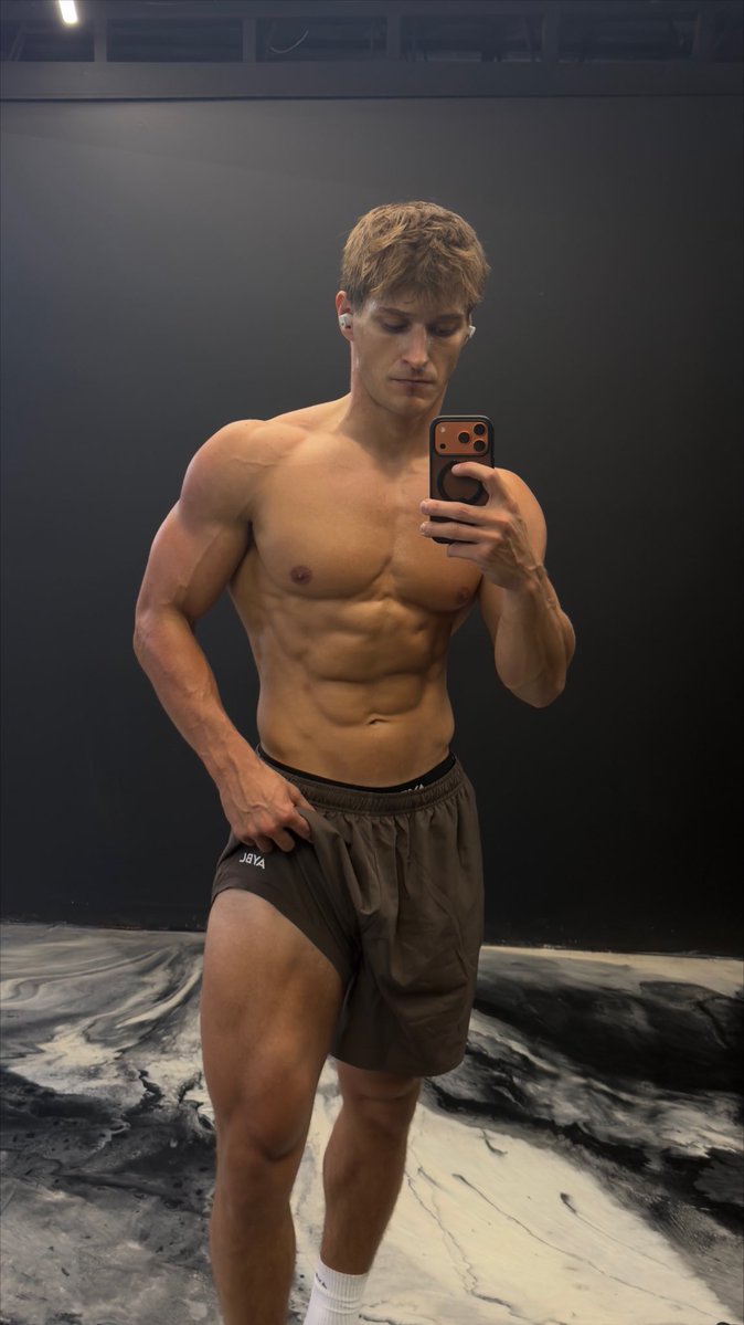 AustinTroyer08's tweet photo. Good leg day!! https://t.co/Gvni1nkjnv