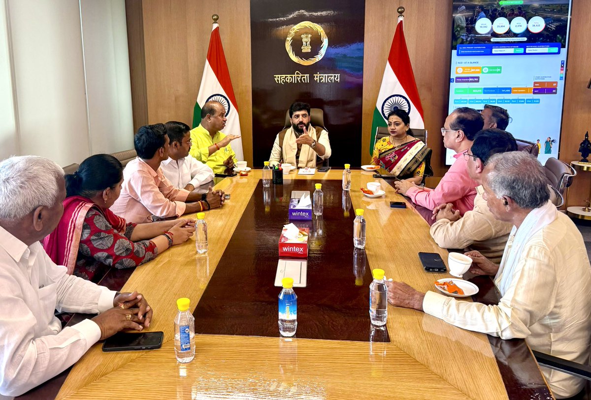 mohol_murlidhar's tweet photo. FISHCOPFED पदाधिकारियों एवं निदेशक मंडल के साथ संवाद…

📍सहकारिता मंत्रालय, नई दिल्ली

राष्ट्रीय मत्स्य सहकारी महासंघ (FISHCOPFED) के नवनिर्वाचित अध्यक्ष श्री प्रकाश लोणारें, उपाध्यक्ष श्रीमती जयश्री गारनायक एवं नव-निर्वाचित निदेशक मंडल के अन्य सदस्यों ने आज मंत्रालय में सदिच्छा भेंट की।

इस अवसर पर सभी पदाधिकारियों को नई जिम्मेदारी के लिए हार्दिक शुभकामनाएँ एवं सफल कार्यकाल के लिए मंगलकामनाएँ। आशा है कि आपके नेतृत्व में देश के मत्स्य सहकारिता क्षेत्र को नई दिशा, नई ऊर्जा और नई ऊँचाइयाँ प्राप्त होंगी।

माननीय प्रधानमंत्री श्री नरेंद्र मोदी जी के मार्गदर्शन तथा माननीय केंद्रीय गृह एवं सहकारिता मंत्री श्री अमित शाह जी के नेतृत्व में देश में ‘सहकार से समृद्धि’ के संकल्प को साकार करने की दिशा में सहकारिता आंदोलन निरंतर सशक्त हो रहा है।

FISHCOPFED जैसी राष्ट्रीय संस्थाएँ मत्स्य सहकारिता को नई गति देने, मछुआरा समुदाय को सशक्त बनाने और आत्मनिर्भर भारत के निर्माण में महत्वपूर्ण भूमिका निभा रही हैं। इनके सशक्तीकरण और समग्र विकास के लिए हम पूरी प्रतिबद्धता के साथ कार्य करते रहेंगे।

@narendramodi 
@PMOIndia 
@AmitShah 
@NitinNabin 
@blsanthosh 
@BJP4India 
@MinOfCooperatn 
@fishcopfed