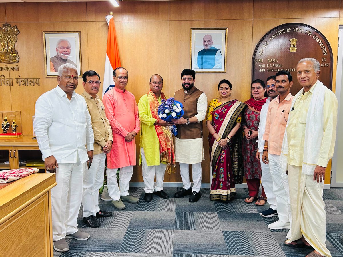 mohol_murlidhar's tweet photo. FISHCOPFED पदाधिकारियों एवं निदेशक मंडल के साथ संवाद…

📍सहकारिता मंत्रालय, नई दिल्ली

राष्ट्रीय मत्स्य सहकारी महासंघ (FISHCOPFED) के नवनिर्वाचित अध्यक्ष श्री प्रकाश लोणारें, उपाध्यक्ष श्रीमती जयश्री गारनायक एवं नव-निर्वाचित निदेशक मंडल के अन्य सदस्यों ने आज मंत्रालय में सदिच्छा भेंट की।

इस अवसर पर सभी पदाधिकारियों को नई जिम्मेदारी के लिए हार्दिक शुभकामनाएँ एवं सफल कार्यकाल के लिए मंगलकामनाएँ। आशा है कि आपके नेतृत्व में देश के मत्स्य सहकारिता क्षेत्र को नई दिशा, नई ऊर्जा और नई ऊँचाइयाँ प्राप्त होंगी।

माननीय प्रधानमंत्री श्री नरेंद्र मोदी जी के मार्गदर्शन तथा माननीय केंद्रीय गृह एवं सहकारिता मंत्री श्री अमित शाह जी के नेतृत्व में देश में ‘सहकार से समृद्धि’ के संकल्प को साकार करने की दिशा में सहकारिता आंदोलन निरंतर सशक्त हो रहा है।

FISHCOPFED जैसी राष्ट्रीय संस्थाएँ मत्स्य सहकारिता को नई गति देने, मछुआरा समुदाय को सशक्त बनाने और आत्मनिर्भर भारत के निर्माण में महत्वपूर्ण भूमिका निभा रही हैं। इनके सशक्तीकरण और समग्र विकास के लिए हम पूरी प्रतिबद्धता के साथ कार्य करते रहेंगे।

@narendramodi 
@PMOIndia 
@AmitShah 
@NitinNabin 
@blsanthosh 
@BJP4India 
@MinOfCooperatn 
@fishcopfed