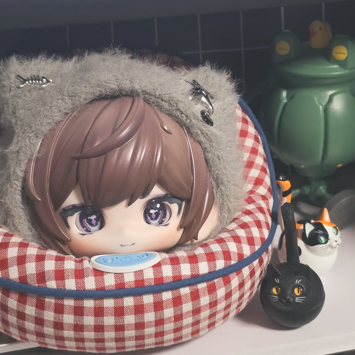 moonuu312's tweet photo. サイズ感一緒くらいなので、fuzozoくん来るまではとりあえずシュウゴくんに鎮座してもろて！
シュウゴ「座り心地はよいね、ゆっくりしていってね」 https://t.co/c1QCBAs7tj