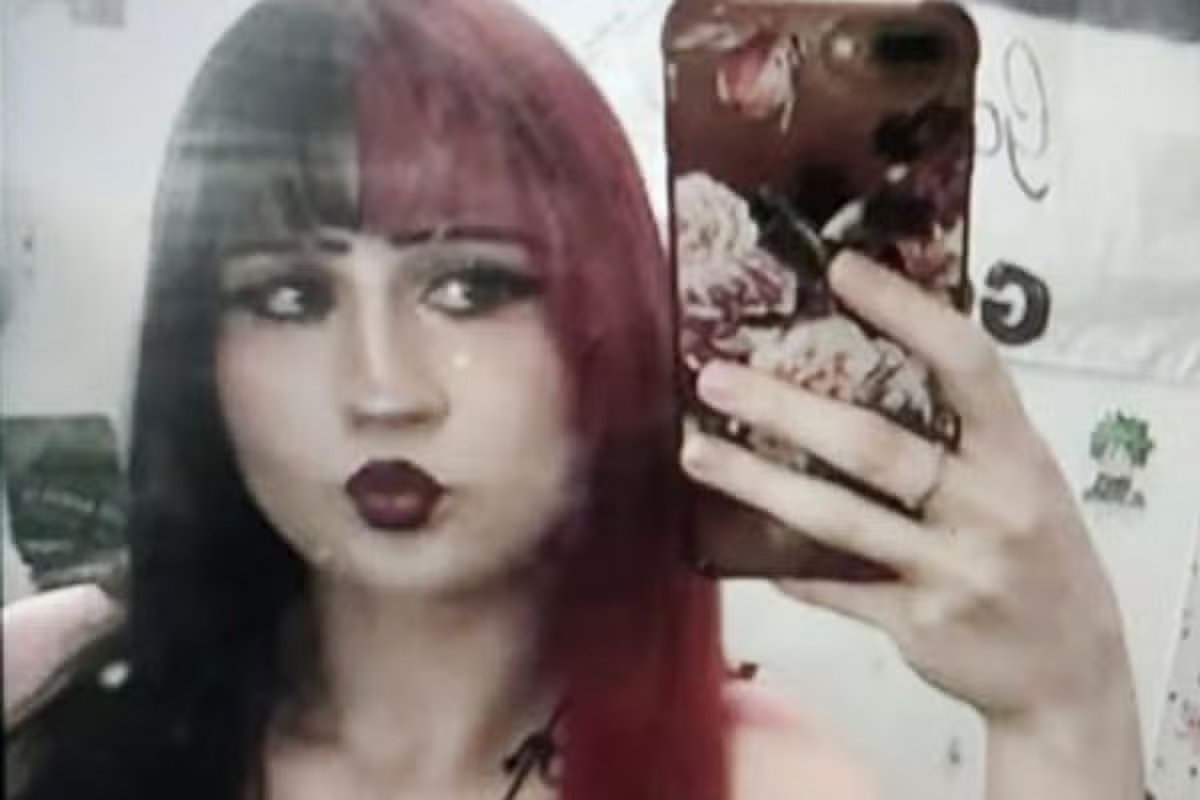 Alexandr4Denman's tweet photo. PLEASE SHARE THE HELL OUT OF THIS WE NEED HER FOUND SAFE AND BACK HOME!
This is 16 year old Kizzy Sheridan and she has gone missing from Southend , she's 5ft 4inches in height has half black and red coloured hair , she wears multiple silver rings and bracelets and was wearing an ash grey coloured pair of shorts and a black top , she also carries a large black bag 
Police are concerned for her well being 
If you’ve seen Kizzy, or if you have any information as to her whereabouts, please call us on 999 quoting incident 1199 of 29th July. 
SHARE !