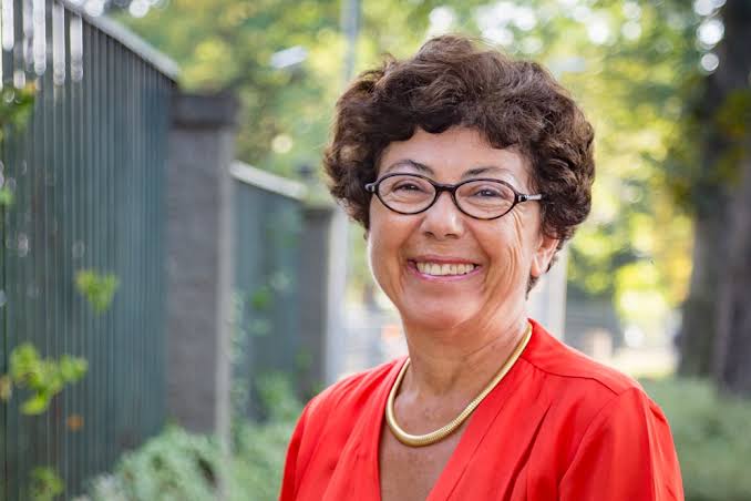tcabarrus's tweet photo. La ministre de la Transition écologique, Monique Barbut n'a donc rien compris? Après la polémique sur son dépafrt en vacances dans sa maison du Var en pleine canicule et pendant les méga-incendies, voilà qu'elle veut aller fêter son anniversaire le 22 août prochain, au Maroc où elle est née il y a 70 ans.