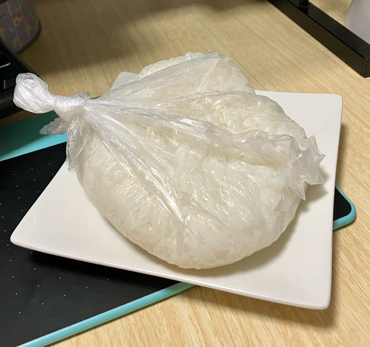 haranta's tweet photo. 材料あったからアイラップ炊飯やってみた！
ほかほかご飯炊けた！
1合の米がこんなに膨らむと思ってなかったけどこのまま冷蔵庫もチンも行けるからありがたいな… https://t.co/8a252KgYHw