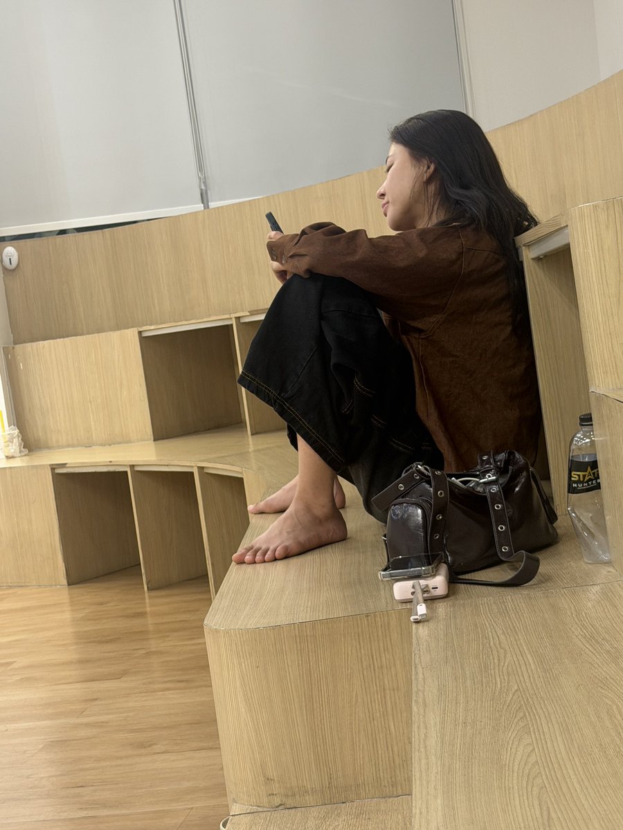 bintodes's tweet photo. ทำไมนั่งไกล

#puinoonbint
#ข่มขลัง https://t.co/dZCkN0bBJW