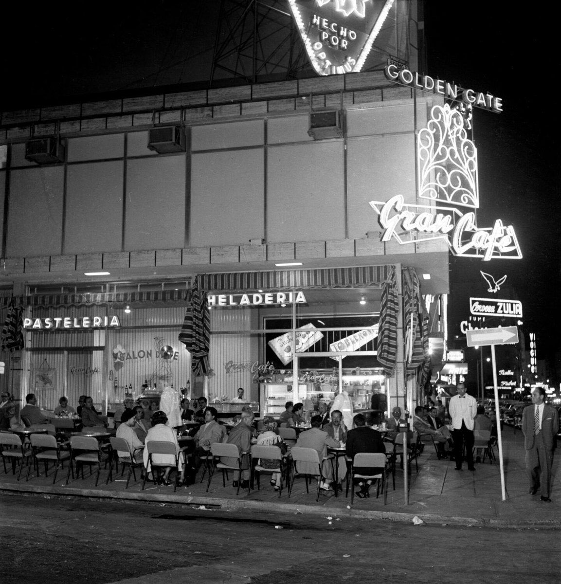 Caracascuentame's tweet photo. Caracas, 1955. Gran Café de Sabana Grande. Leo Matiz © Fundación Audiovisual Leo Matiz https://t.co/br2YEFWPed