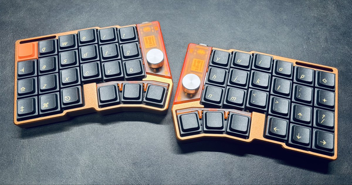 ryusei_poyopoyo's tweet photo. キーキャップ変えたばかりなのに、我慢できずにまた変えちゃった。
←before  after→
#cornix #CornixLP https://t.co/PiNzO4qDfY