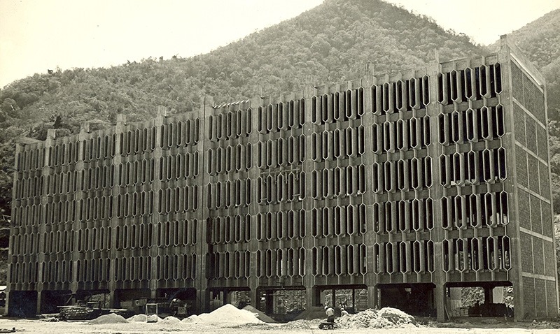enlaucab's tweet photo. #TBTucab | En los años 60, para dar vida al corazón del nuevo campus, la UCAB confió en la visión del prestigioso arquitecto argentino Julio Volante. El resultado fue una de las obras más emblemáticas de la universidad: el Edificio de Aulas, conocido afectuosamente como «La Colmena» por la trama hexagonal que viste su fachada.

Esta imponente estructura de cinco plantas es un referente de la arquitectura brutalista, erigida con un virtuoso dominio del concreto armado y la obra limpia. Concebida con una ingeniería de vanguardia y estándares de cálculo estructural de máxima exigencia, la edificación fusiona estética y funcionalidad: sus característicos muros calados actúan como un sabio aislante térmico, mientras que su esqueleto de alta densidad le otorga una firmeza impertérrita, capaz de absorber con entereza las convulsiones del tiempo y de la naturaleza.