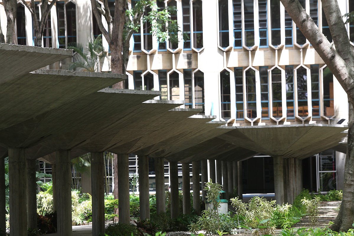 enlaucab's tweet photo. #TBTucab | En los años 60, para dar vida al corazón del nuevo campus, la UCAB confió en la visión del prestigioso arquitecto argentino Julio Volante. El resultado fue una de las obras más emblemáticas de la universidad: el Edificio de Aulas, conocido afectuosamente como «La Colmena» por la trama hexagonal que viste su fachada.

Esta imponente estructura de cinco plantas es un referente de la arquitectura brutalista, erigida con un virtuoso dominio del concreto armado y la obra limpia. Concebida con una ingeniería de vanguardia y estándares de cálculo estructural de máxima exigencia, la edificación fusiona estética y funcionalidad: sus característicos muros calados actúan como un sabio aislante térmico, mientras que su esqueleto de alta densidad le otorga una firmeza impertérrita, capaz de absorber con entereza las convulsiones del tiempo y de la naturaleza.