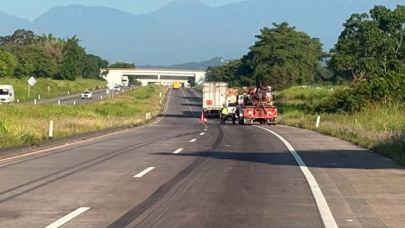 GN_Carreteras's tweet photo. #TomePrecauciones en #Veracruz continua cierre parcial de circulación por #AccidenteVial cerca del km. 007+600 de la autopista Córdoba-Ent. La Tinaja, con dirección a puebla. Atienda indicación vial. https://t.co/aBtEG5kIsC