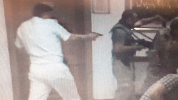 tcdefence's tweet photo. Bu vatan hainini iyi tanıyın.

15 Temmuz gecesi Genelkurmay Karargahında silahsız vatandaşlara ateş açıp şehit eden, şehitlerimizi yerde tekmeleyen FETÖ'cü Tuğamiral Sinan Sürer. 

Sinan Sürer'in makam odasındaki özel çekmecesinde darbe girişimi sonrası yapılan aramalarda 19 sayfalık iç savaş planı da ele geçirilmişti.