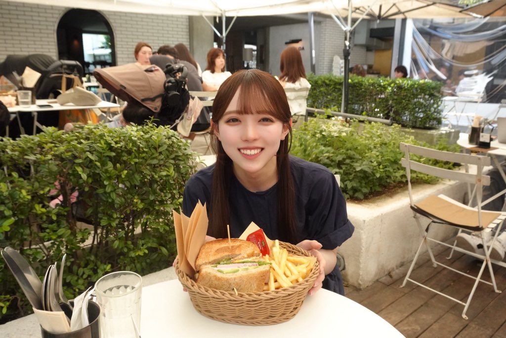 aoyama_ms1_2026's tweet photo. こんばんは🌙

インターン先の先輩とランチに行った時の写真！普段はコンビニのお弁当を空き教室で食べている私なので、表参道ランチにうきうきしていました♩

本日のおやすみりこぽちもお待ちしております😴

 #青山ミスコン  #表参道
https://t.co/RkuYgih3Df https://t.co/M9lfUp3J77